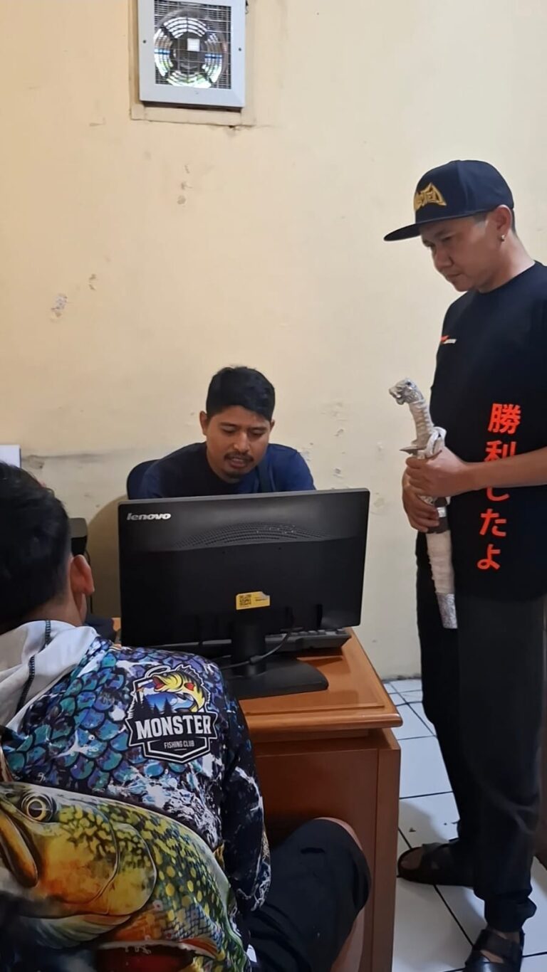 881110