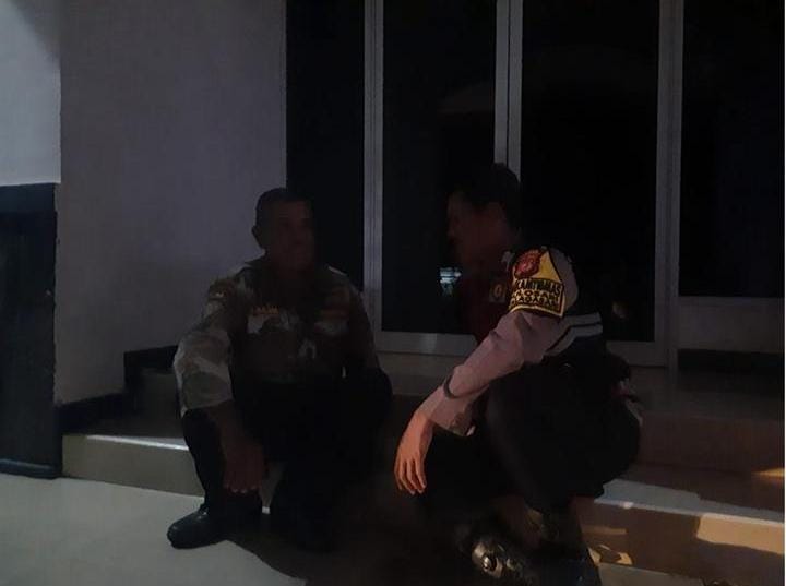 918931
