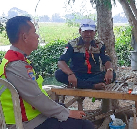 1573606